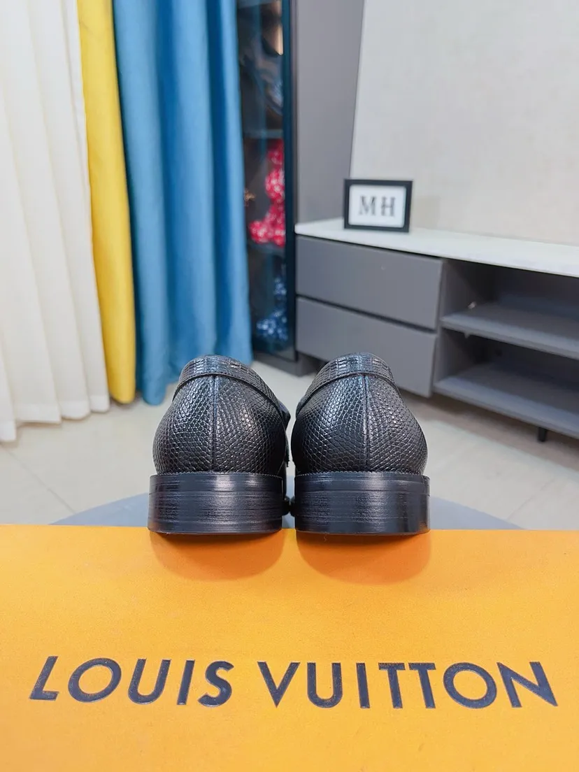 Ex-factory price 458🌹🌹【Louis Vuitton] LV official website synchronizes casual formal leather shoes, imported Italian first-layer calfskin, the leather feels natural and comfortable, and the flowing shoe body design embodies an extraordinary superior wearing experience. Smooth and tight hand-stitched seams achieve extraordinary noble taste. The lining is made of cowhide, which is high-end, comfortable and breathable, telling the man's high-spirited heart. Number of items in stock: 38-44 45 can be customized.